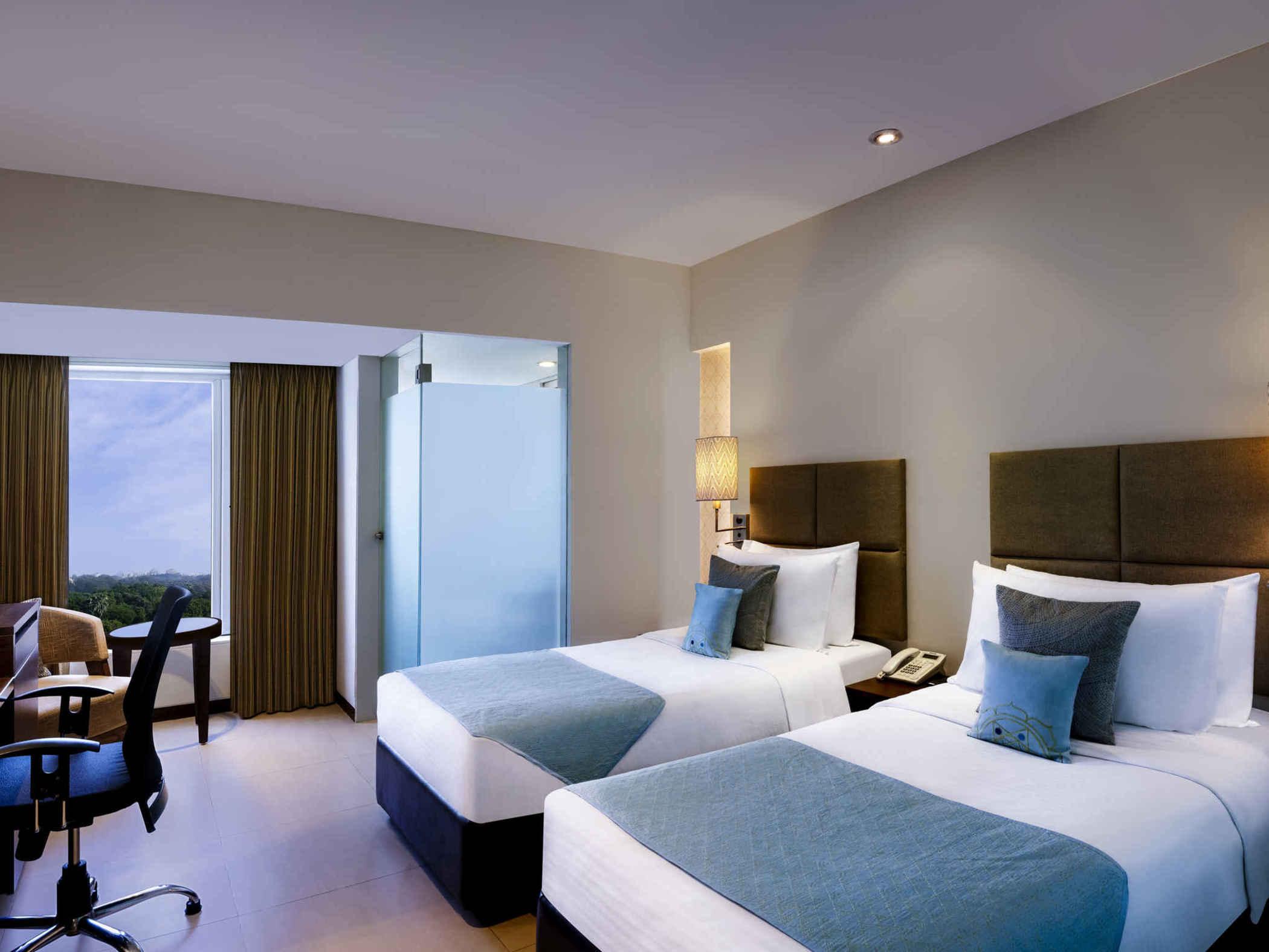 Grand Mercure Vadodara Surya Palace Exterior photo