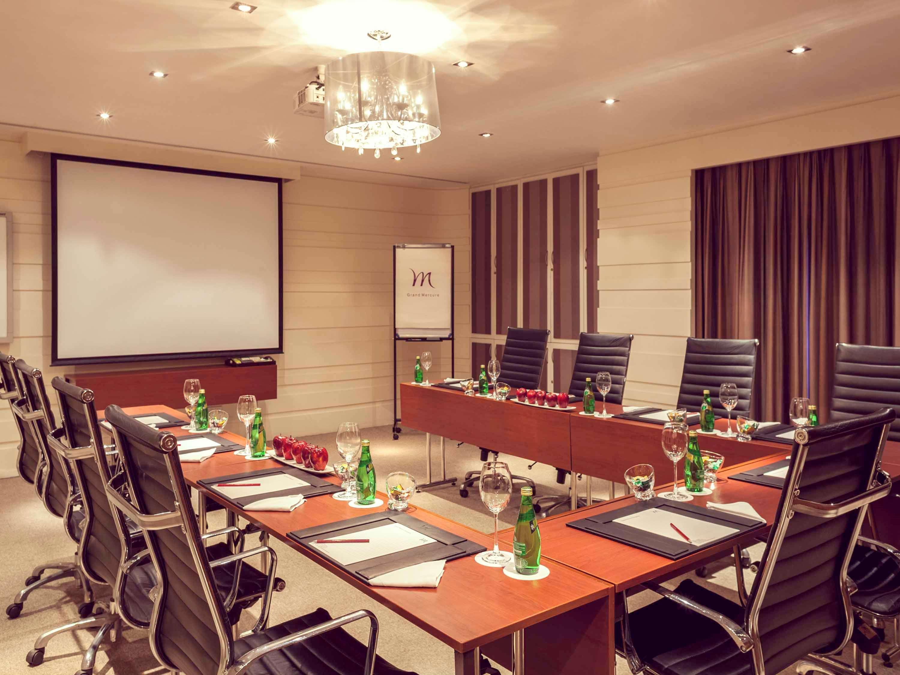 Grand Mercure Vadodara Surya Palace Exterior photo