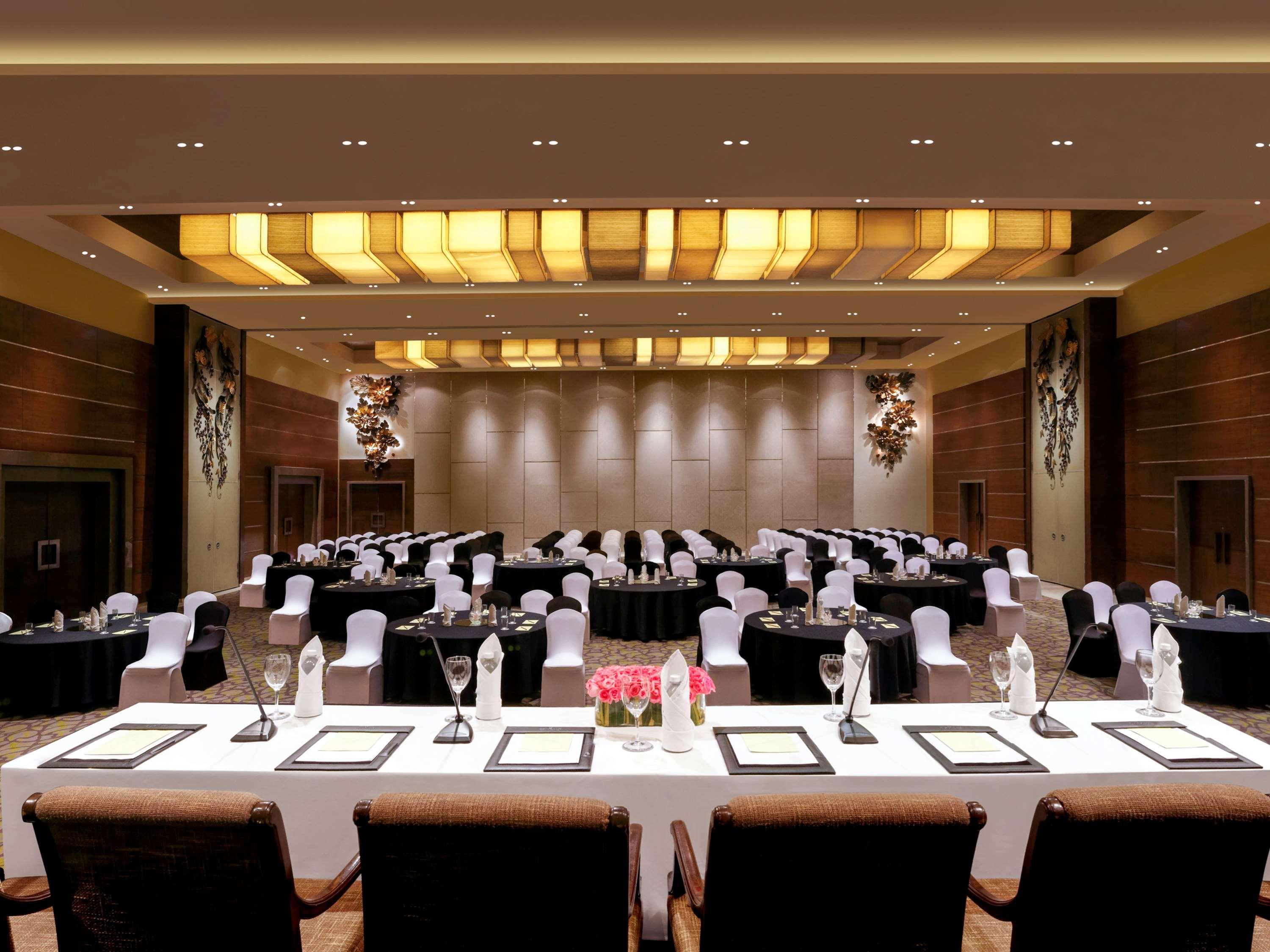 Grand Mercure Vadodara Surya Palace Exterior photo