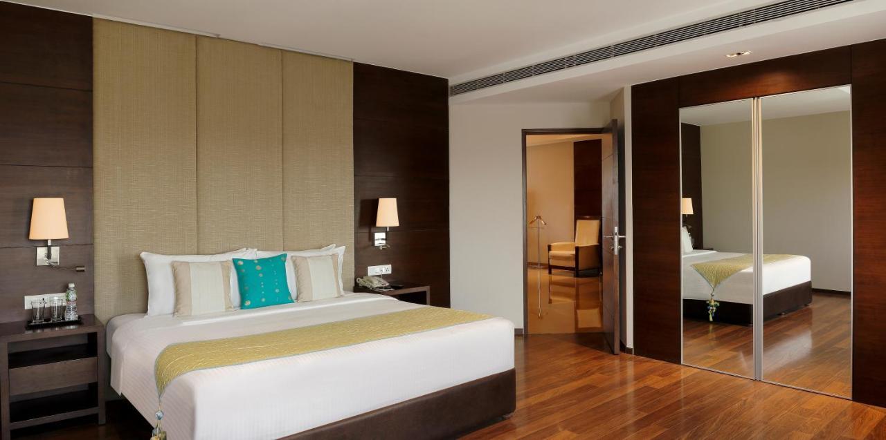 Grand Mercure Vadodara Surya Palace Exterior photo