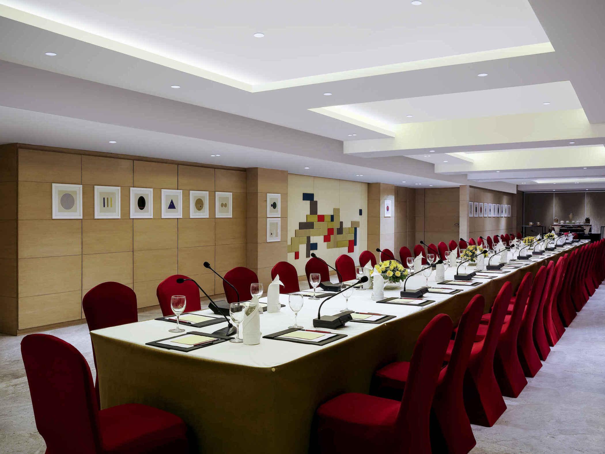 Grand Mercure Vadodara Surya Palace Exterior photo