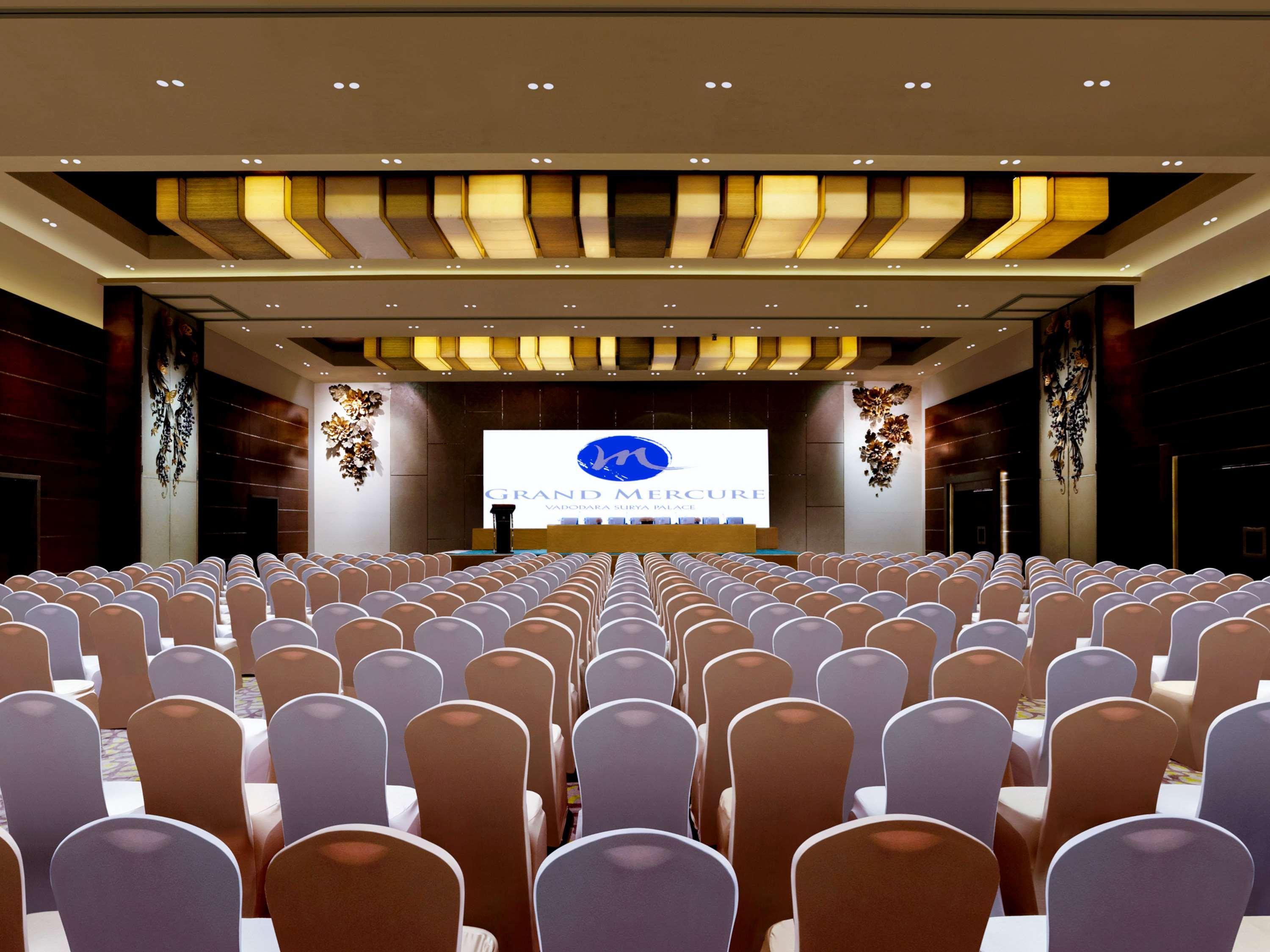 Grand Mercure Vadodara Surya Palace Exterior photo