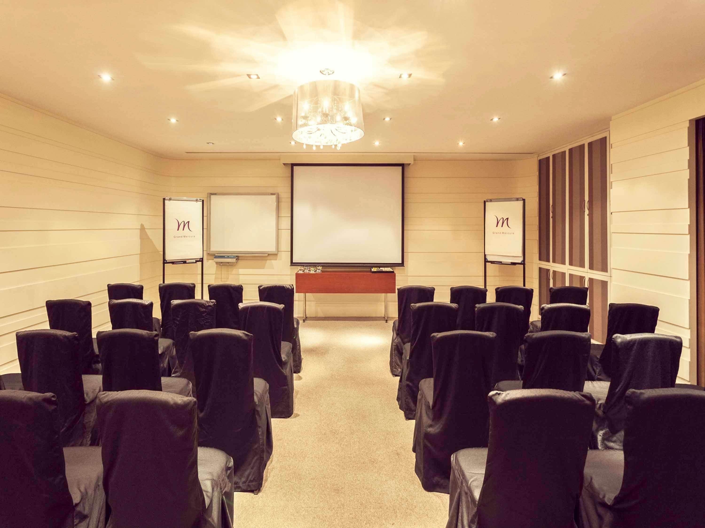 Grand Mercure Vadodara Surya Palace Exterior photo